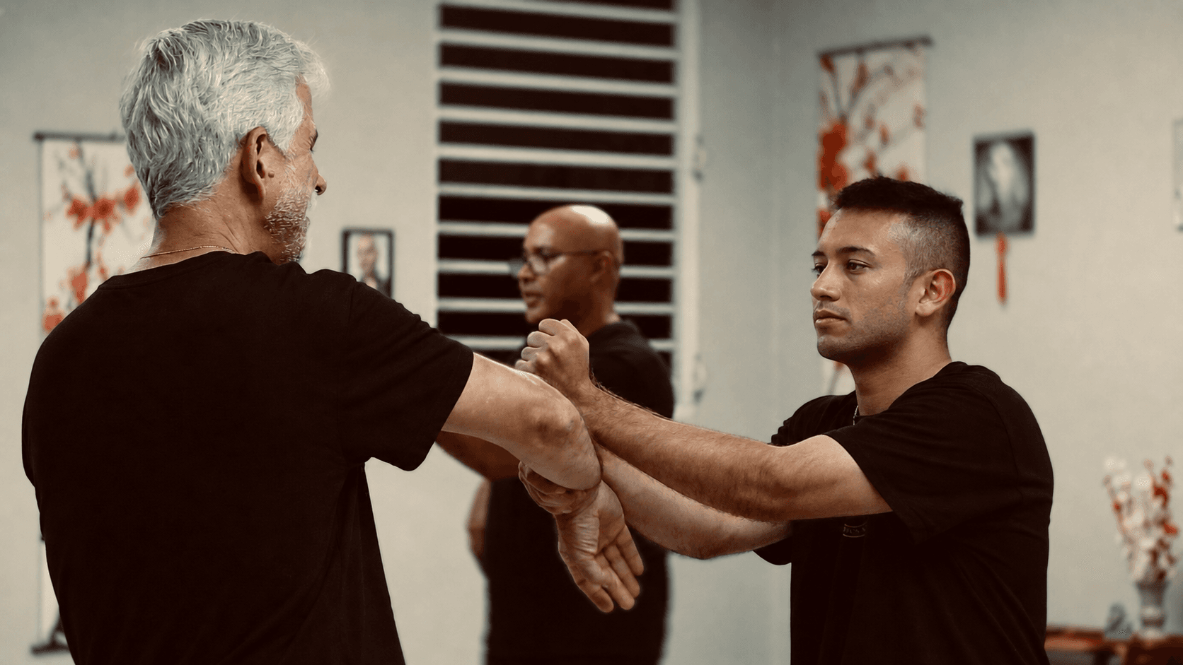 Instructor corrigiendo técnica